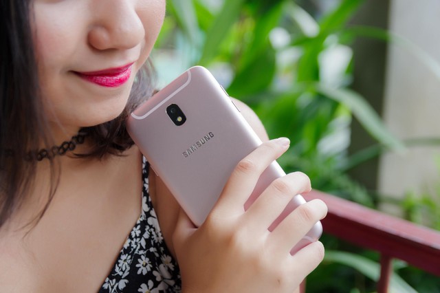 Galaxy J7 Pro - Món quà điệu đà cho một nửa thích selfie ngày 8/3 - Ảnh 1.
