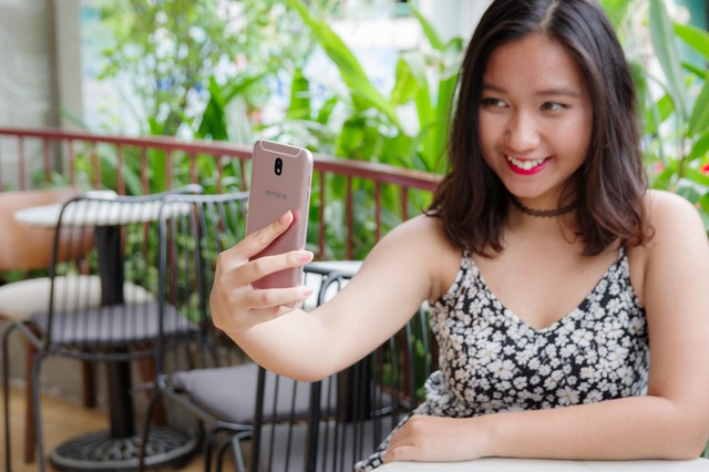 Galaxy J7 Pro - Món quà điệu đà cho một nửa thích selfie ngày 8/3 - Ảnh 3.