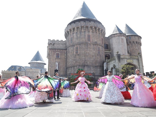 Những nàng “tiên hoa” xinh như mộng khiến du khách tới Sun World Ba Na Hills ngất ngây - Ảnh 8.