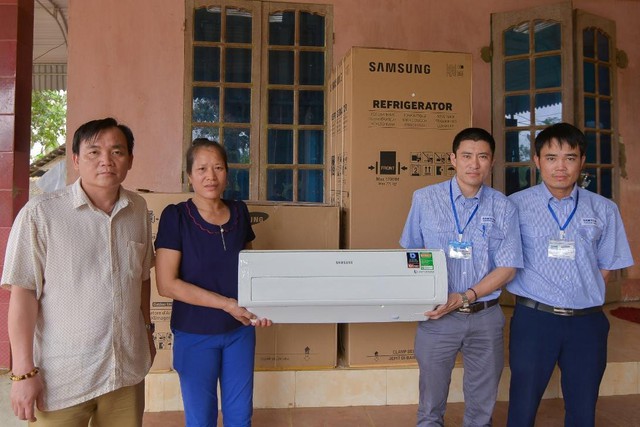 Kh&ocirc;ng phải hoa, tủ lạnh; m&aacute;y giặt mới l&agrave; m&oacute;n qu&agrave; Samsung d&agrave;nh tặng mẹ thủ m&ocirc;n Tiến Dũng - Ảnh 1.