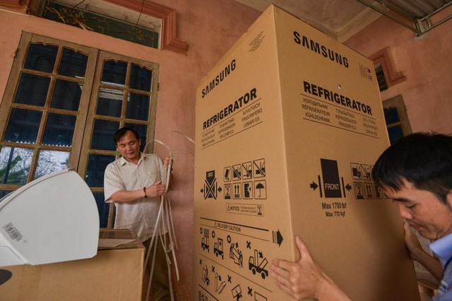 Kh&ocirc;ng phải hoa, tủ lạnh; m&aacute;y giặt mới l&agrave; m&oacute;n qu&agrave; Samsung d&agrave;nh tặng mẹ thủ m&ocirc;n Tiến Dũng - Ảnh 2.