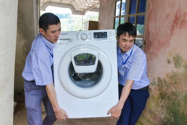 Kh&ocirc;ng phải hoa, tủ lạnh; m&aacute;y giặt mới l&agrave; m&oacute;n qu&agrave; Samsung d&agrave;nh tặng mẹ thủ m&ocirc;n Tiến Dũng - Ảnh 4.