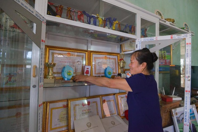 Kh&ocirc;ng phải hoa, tủ lạnh; m&aacute;y giặt mới l&agrave; m&oacute;n qu&agrave; Samsung d&agrave;nh tặng mẹ thủ m&ocirc;n Tiến Dũng - Ảnh 9.
