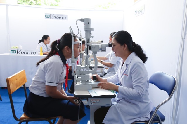 Khởi động chương tr&igrave;nh Chăm s&oacute;c mắt học đường 2018 &ndash; Mắt khỏe vẽ ước mơ&rdquo; - Ảnh 2.