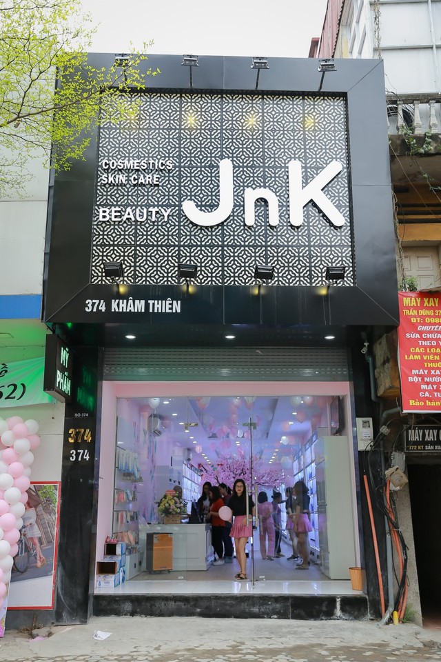 H&agrave;ng trăm chị em hồ hởi tham dự sự kiện khai trương chuỗi cửa h&agrave;ng mỹ phẩm JnK - Ảnh 1.