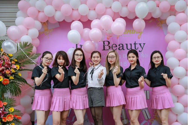 H&agrave;ng trăm chị em hồ hởi tham dự sự kiện khai trương chuỗi cửa h&agrave;ng mỹ phẩm JnK - Ảnh 3.