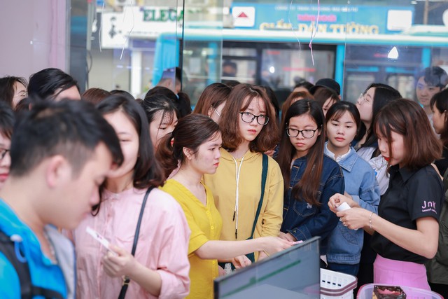 H&agrave;ng trăm chị em hồ hởi tham dự sự kiện khai trương chuỗi cửa h&agrave;ng mỹ phẩm JnK - Ảnh 5.
