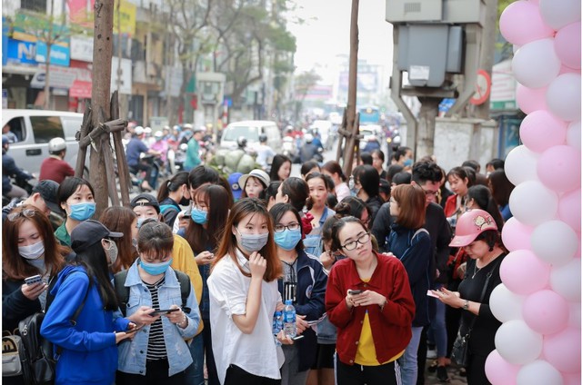 H&agrave;ng trăm chị em hồ hởi tham dự sự kiện khai trương chuỗi cửa h&agrave;ng mỹ phẩm JnK - Ảnh 6.