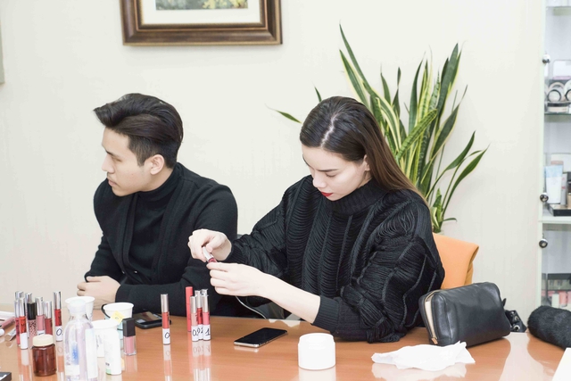 B&iacute; mật đằng sau qu&aacute; tr&igrave;nh tạo ra d&ograve;ng son m&ocirc;i g&acirc;y sốt của H&agrave; Hồ - Ảnh 2.