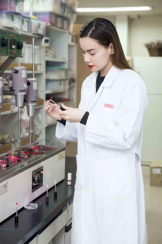 B&iacute; mật đằng sau qu&aacute; tr&igrave;nh tạo ra d&ograve;ng son m&ocirc;i g&acirc;y sốt của H&agrave; Hồ - Ảnh 3.