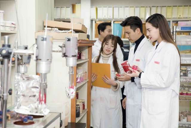B&iacute; mật đằng sau qu&aacute; tr&igrave;nh tạo ra d&ograve;ng son m&ocirc;i g&acirc;y sốt của H&agrave; Hồ - Ảnh 4.