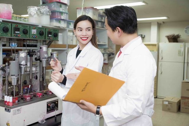 B&iacute; mật đằng sau qu&aacute; tr&igrave;nh tạo ra d&ograve;ng son m&ocirc;i g&acirc;y sốt của H&agrave; Hồ - Ảnh 5.