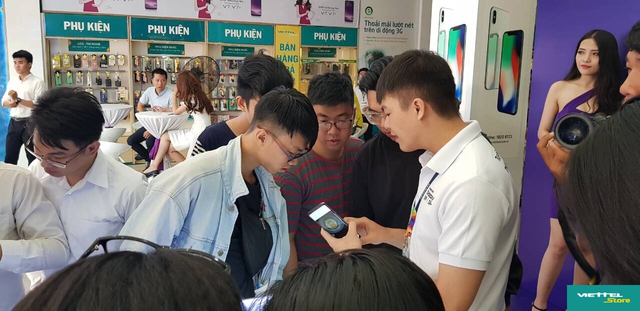 Sức h&uacute;t của chương tr&igrave;nh trợ gi&aacute; 8 triệu trong ng&agrave;y đầu mở b&aacute;n Galaxy S9/S9+ tại Viettel Store - Ảnh 2.
