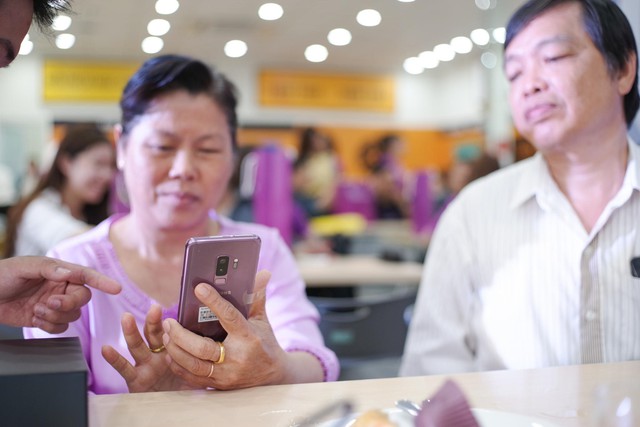 Nhờ tính năng AR Emoji, cặp vợ chồng lớn tuổi này đã quyết định rước Galaxy S9 về để hồi teen - Ảnh 2.