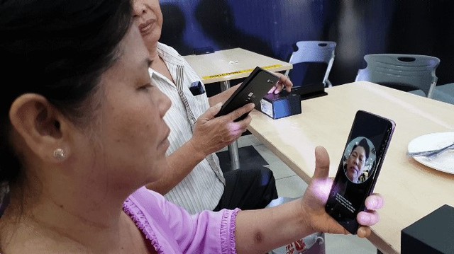 Nhờ tính năng AR Emoji, cặp vợ chồng lớn tuổi này đã quyết định rước Galaxy S9 về để hồi teen - Ảnh 3.
