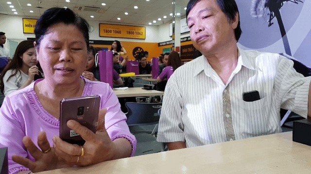 Nhờ tính năng AR Emoji, cặp vợ chồng lớn tuổi này đã quyết định rước Galaxy S9 về để hồi teen - Ảnh 5.