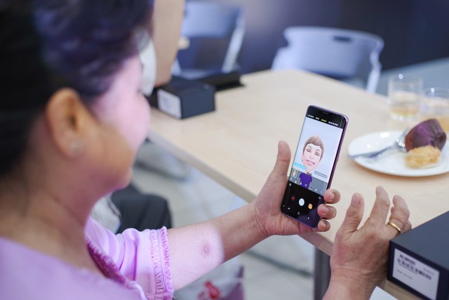 Nhờ tính năng AR Emoji, cặp vợ chồng lớn tuổi này đã quyết định rước Galaxy S9 về để hồi teen - Ảnh 6.