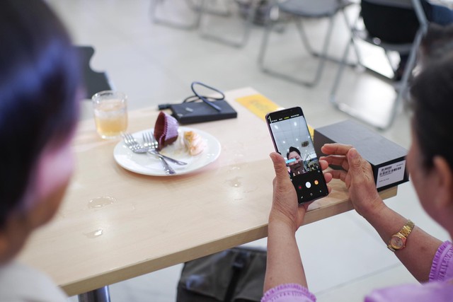 Nhờ tính năng AR Emoji, cặp vợ chồng lớn tuổi này đã quyết định rước Galaxy S9 về để hồi teen - Ảnh 7.