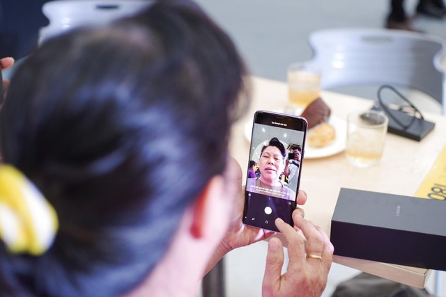 Nhờ tính năng AR Emoji, cặp vợ chồng lớn tuổi này đã quyết định rước Galaxy S9 về để hồi teen - Ảnh 8.