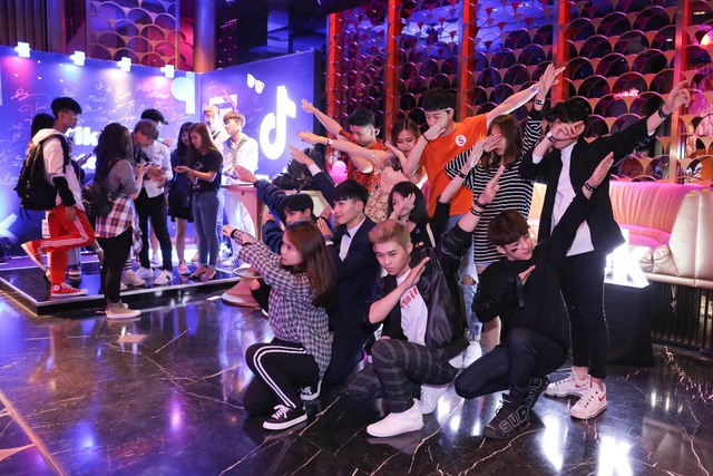 Soobin Hoàng Sơn cùng hàng loạt hot boy xứ Trung “quẩy” cuồng nhiệt tại đại tiệc VIP - Ảnh 8.