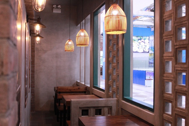 “Lạc lối” trong quán ăn đậm chất Việt giữa lòng thành phố Hạ Long - Ảnh 2.