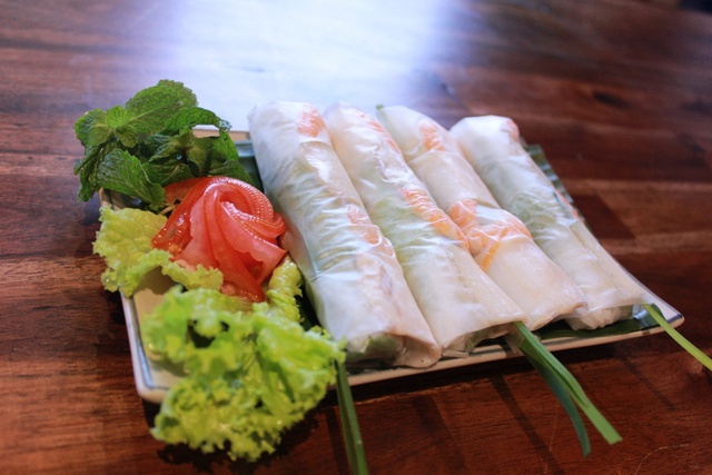 “Lạc lối” trong quán ăn đậm chất Việt giữa lòng thành phố Hạ Long - Ảnh 4.