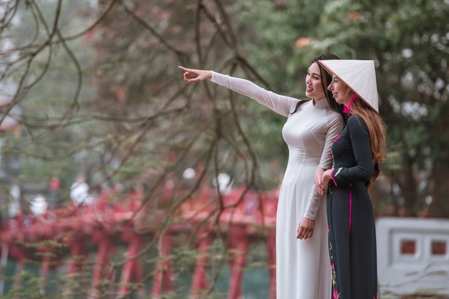 &Aacute; kh&ocirc;i Duy&ecirc;n d&aacute;ng &aacute;o d&agrave;i Giao Linh bất ngờ thực hiện bộ ảnh Followher với &aacute;o d&agrave;i nền n&atilde; - Ảnh 1.