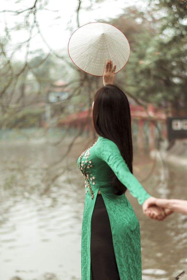 &Aacute; kh&ocirc;i Duy&ecirc;n d&aacute;ng &aacute;o d&agrave;i Giao Linh bất ngờ thực hiện bộ ảnh Followher với &aacute;o d&agrave;i nền n&atilde; - Ảnh 10.