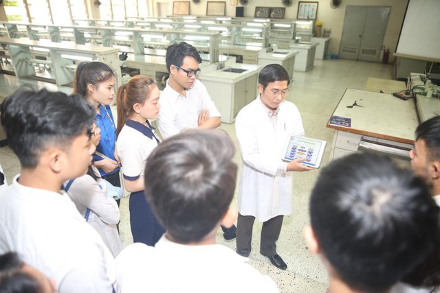 Phan Anh trở lại thời sinh vi&ecirc;n, chinh phục Đại học Y dược TP.HCM c&ugrave;ng teen S&agrave;i G&ograve;n - Ảnh 6.