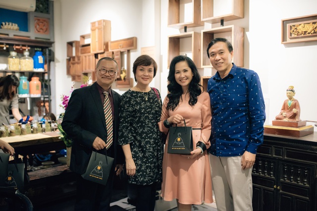 Mẹ chồng kh&oacute; t&iacute;nh Lan Hương c&ugrave;ng &ocirc;ng x&atilde; thưởng tr&agrave; tại Mẫu - Tea corner - Ảnh 2.