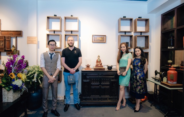 Mẹ chồng kh&oacute; t&iacute;nh Lan Hương c&ugrave;ng &ocirc;ng x&atilde; thưởng tr&agrave; tại Mẫu - Tea corner - Ảnh 3.