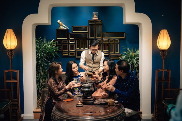 Mẹ chồng kh&oacute; t&iacute;nh Lan Hương c&ugrave;ng &ocirc;ng x&atilde; thưởng tr&agrave; tại Mẫu - Tea corner - Ảnh 6.