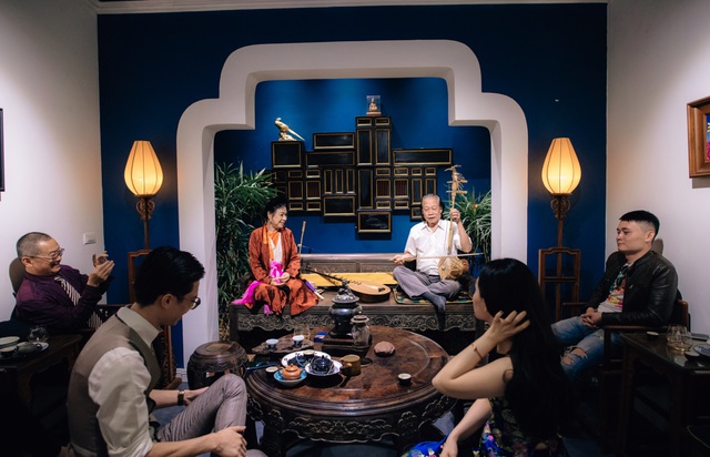 Mẹ chồng kh&oacute; t&iacute;nh Lan Hương c&ugrave;ng &ocirc;ng x&atilde; thưởng tr&agrave; tại Mẫu - Tea corner - Ảnh 9.