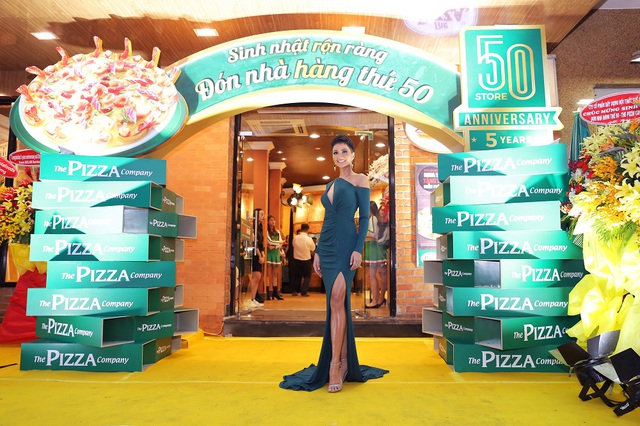 Hoa hậu H’Hen Niê quyến rũ dự tiệc sinh nhật The Pizza Company 5 tuổi - Ảnh 1.