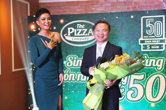 Hoa hậu H’Hen Niê quyến rũ dự tiệc sinh nhật The Pizza Company 5 tuổi - Ảnh 2.