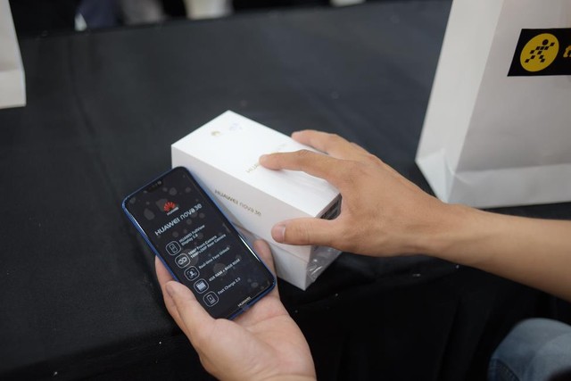 Đập hộp Huawei Nova 3e - Smartphone vừa chính thức đến tay khách hàng ngày 07/04 - Ảnh 1.