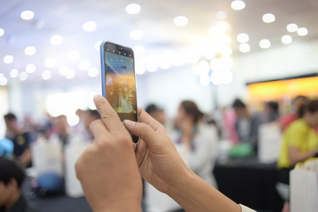 Đập hộp Huawei Nova 3e - Smartphone vừa ch&iacute;nh thức đến tay kh&aacute;ch h&agrave;ng ng&agrave;y 07/04 - Ảnh 6.