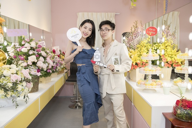 Angela Phương Trinh, Chi Pu xinh đẹp đến mừng chuyên gia trang điểm Hiwon - Ảnh 4.