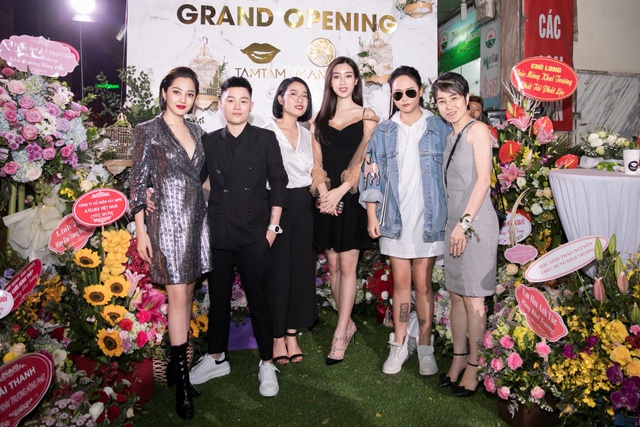 Ca sĩ Bảo Anh, Hoa hậu Đỗ Mỹ Linh đẹp rạng ngời trong lễ khai trương store của T&acirc;m T&acirc;m makeup & Mandy Hair Stylist - Ảnh 1.