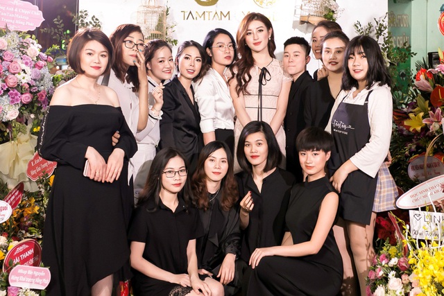 Ca sĩ Bảo Anh, Hoa hậu Đỗ Mỹ Linh đẹp rạng ngời trong lễ khai trương store của Tâm Tâm makeup & Mandy Hair Stylist - Ảnh 2.