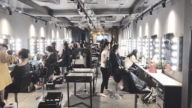 Ca sĩ Bảo Anh, Hoa hậu Đỗ Mỹ Linh đẹp rạng ngời trong lễ khai trương store của T&acirc;m T&acirc;m makeup & Mandy Hair Stylist - Ảnh 3.