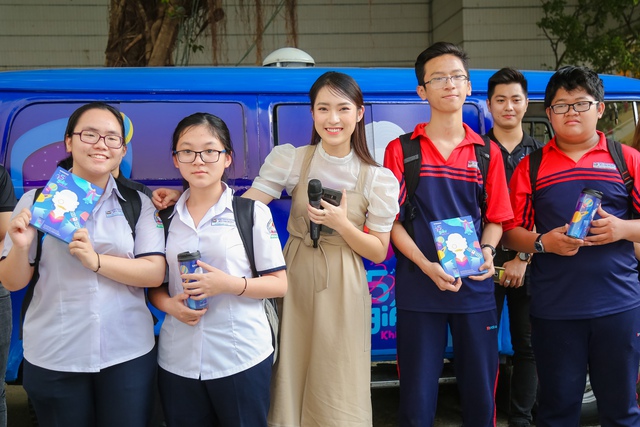 Team Đông Nhi và Khánh Vy giành chiến thắng thử thách “Cảm hứng khám phá” mang góc trải nghiệm thực tế ảo về trường - Ảnh 2.