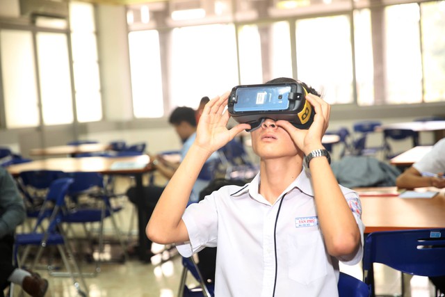 Team Đông Nhi và Khánh Vy giành chiến thắng thử thách “Cảm hứng khám phá” mang góc trải nghiệm thực tế ảo về trường - Ảnh 4.