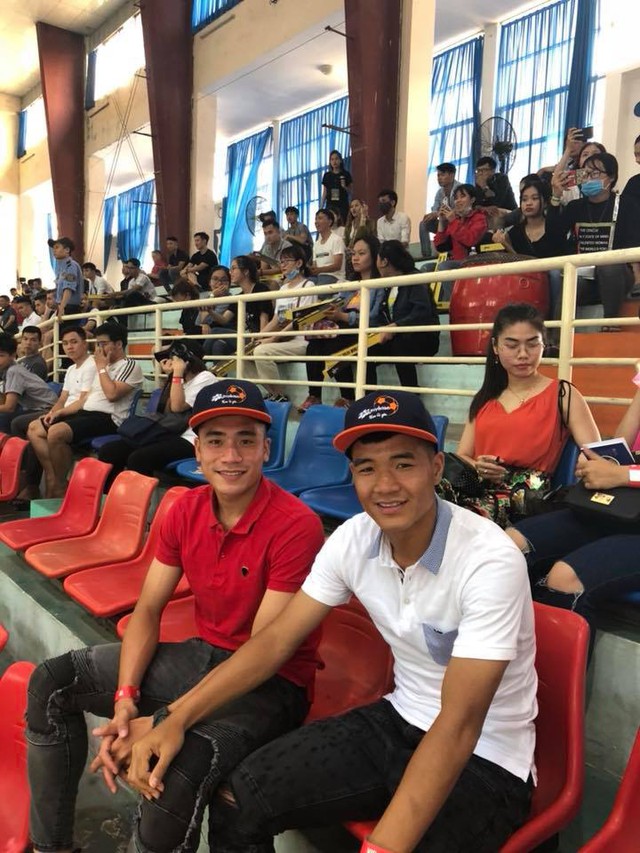 Bắt gặp Đức Chinh, Tiến Dụng “hẹn hò” đi xem  Futsal tại Đà Nẵng - Ảnh 4.