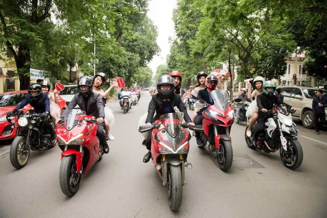 Đo&agrave;n xe khủng g&acirc;y ch&uacute; &yacute; tr&ecirc;n đường phố H&agrave; Nội - Ảnh 1.