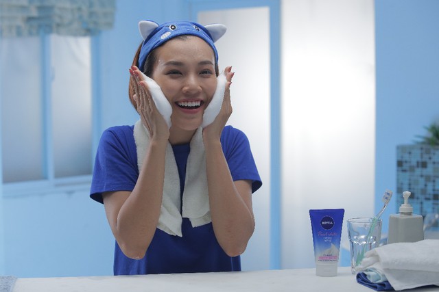 Bật m&iacute; b&iacute; k&iacute;p gi&uacute;p l&agrave;n da sạch mềm mịn của đại ca Ho&agrave;ng Oanh trong MV mới - Ảnh 4.