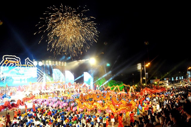 Đột nhập điểm ngắm pháo hoa “chất lừ” tại Carnaval Hạ Long - Ảnh 1.