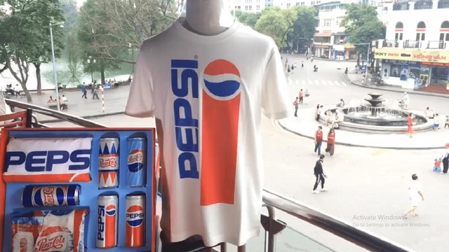 Giới trẻ hào hứng “lật tung” cả Hà Nội truy tìm hộp quà chất Pepsi - Ảnh 1.