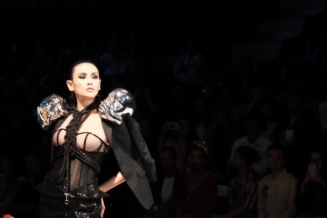 VIFW 2018 ng&agrave;y 2: Gi&agrave;y, t&uacute;i x&aacute;ch Vascara tr&igrave;nh l&agrave;ng lung linh trong show diễn của Nguyễn Tiến Truyển - Ảnh 5.
