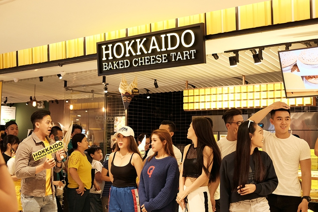 D&agrave;n trai đẹp 6 m&uacute;i g&acirc;y n&aacute;o loạn cửa h&agrave;ng Hokkaido Baked Cheese Tart - Ảnh 4.